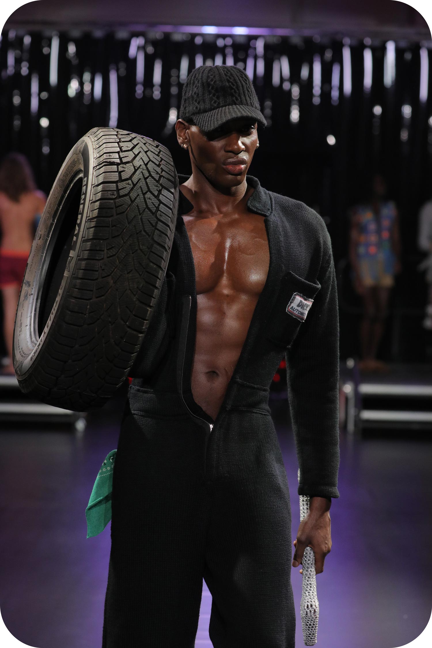 A man wearing a black garage outfit made of gay wool